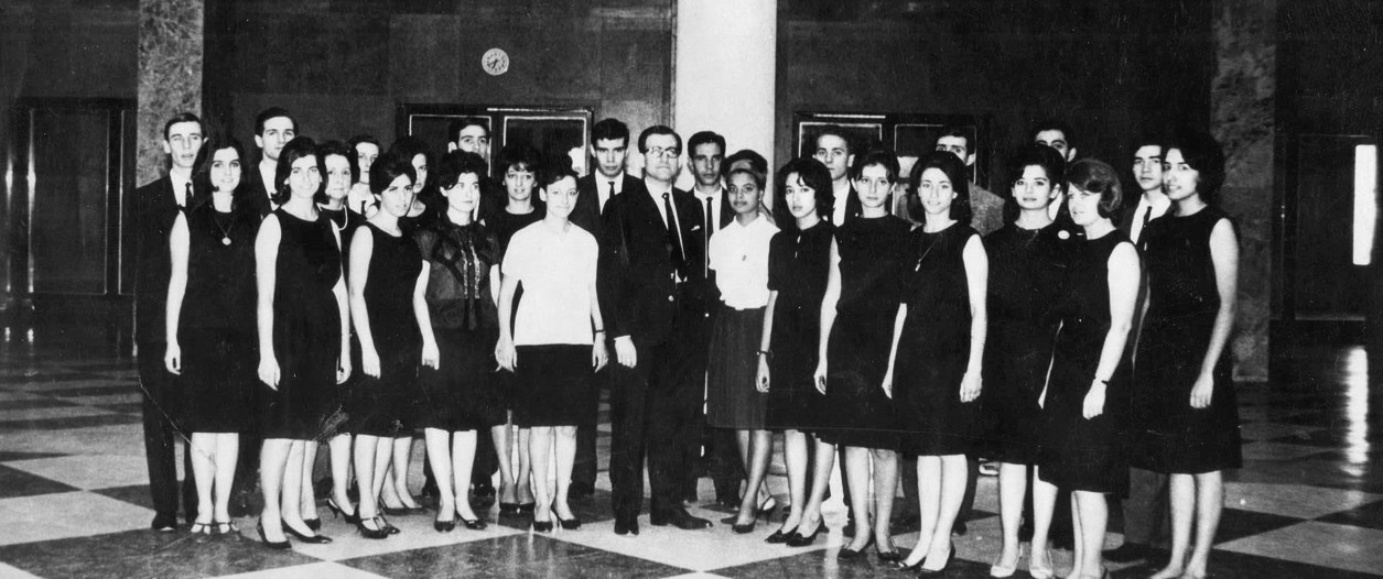 Primera formación del Coro (1965) - (Dir. Maestro J E Alonso) .jpg