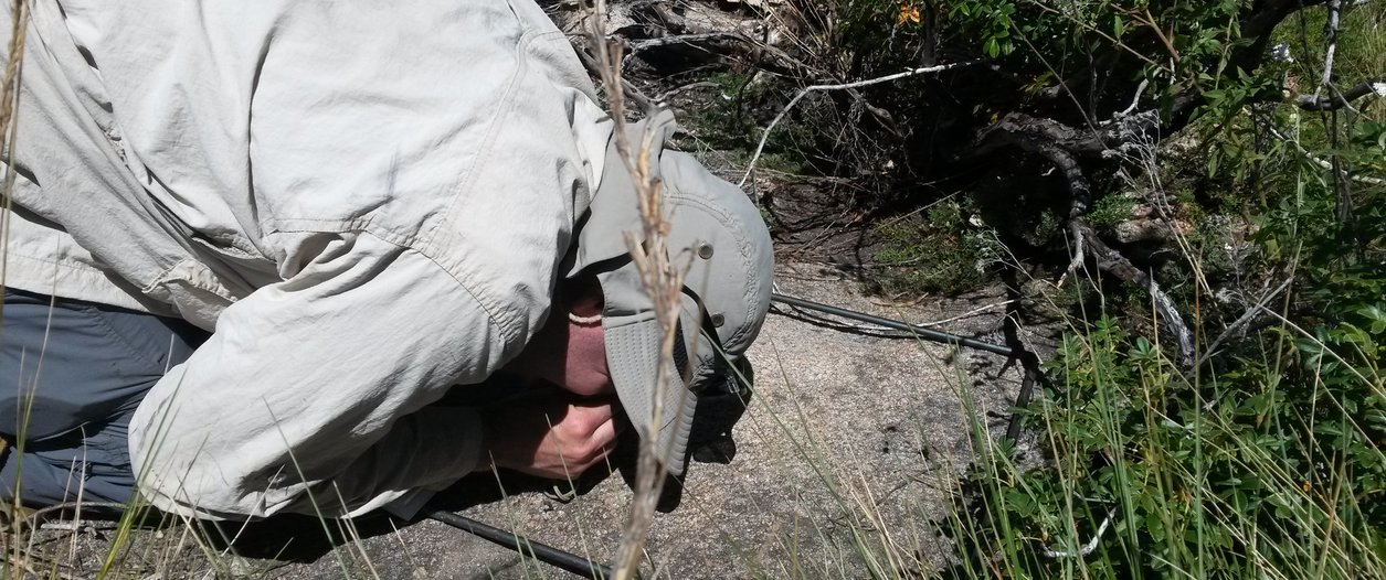 juan mirando abajo.jpg
