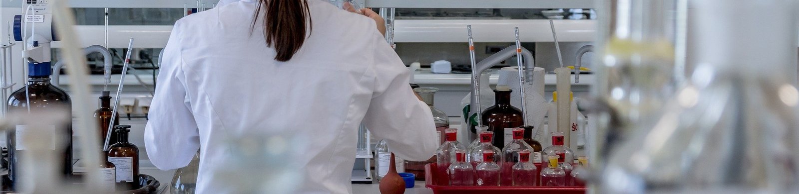 laboratory-2815641_1920.jpg